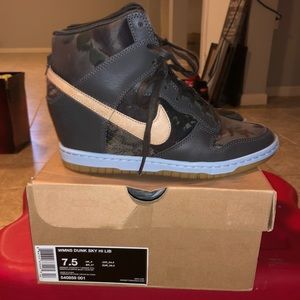 Pre Owned Woman’s Nike Dunk Sky Hi London Size 7.5
